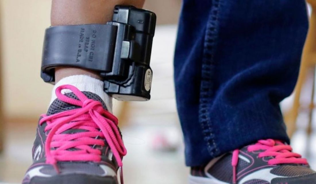 MAI propune monitorizarea cu brățări a celor aflați sub control judiciar și arest la domiciliu