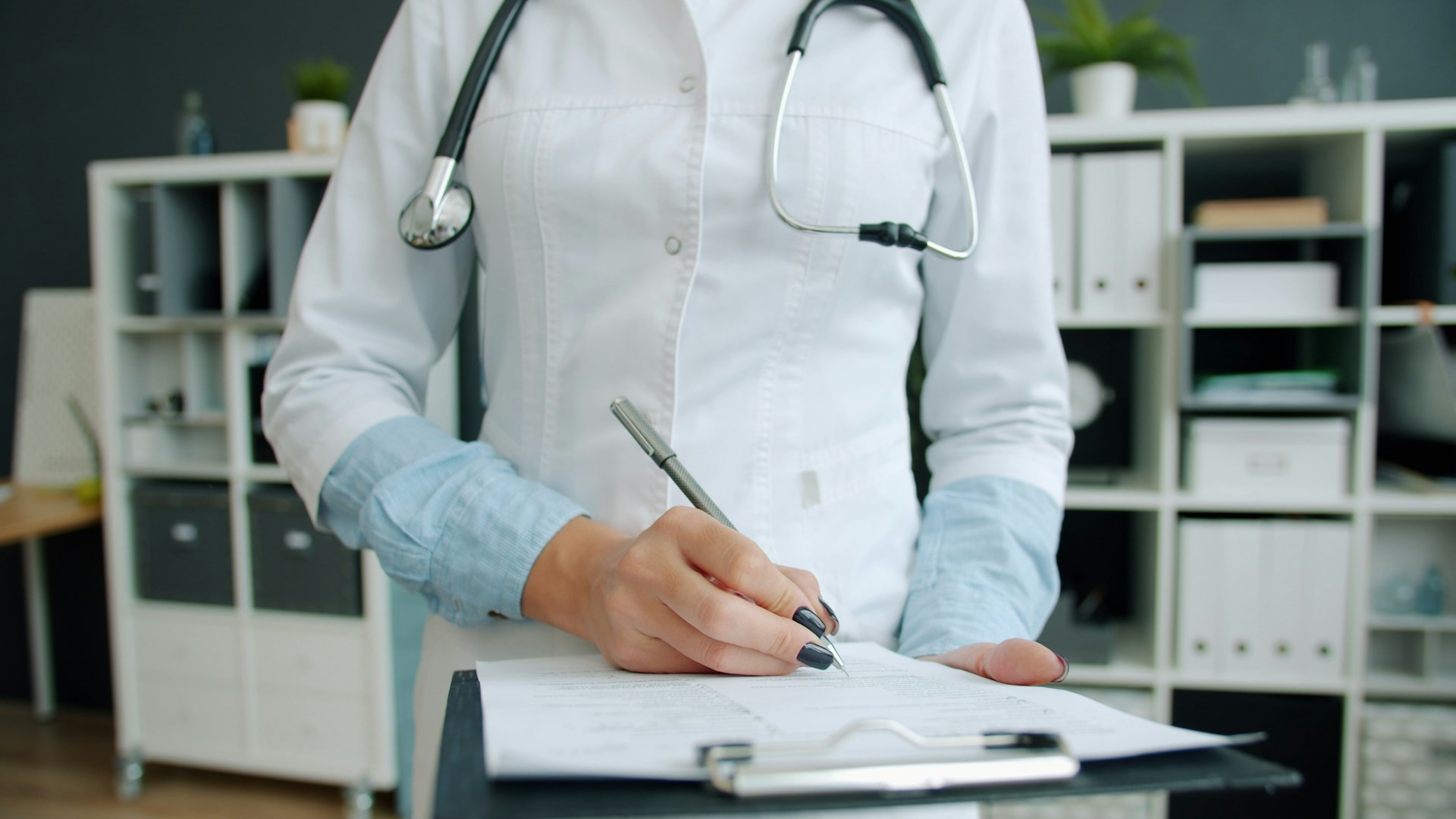 Mai puțin timp pierdut între programări: cum te ajută o asigurare privată de sănătate să ajungi mai repede la medic