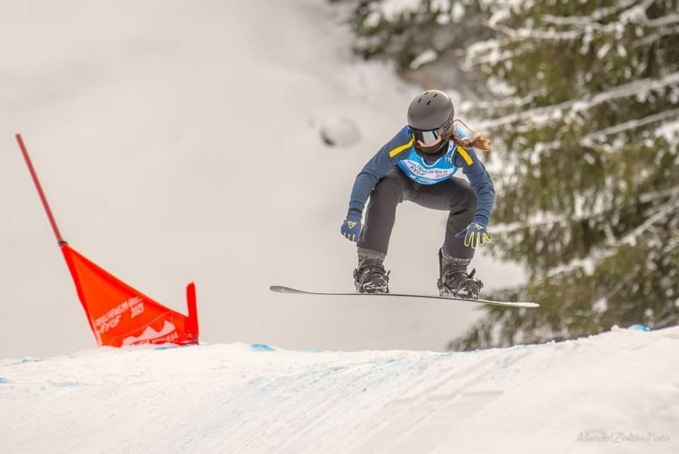 România urcă pe podium în Europa la snowboard cross: locul 3 pentru sportiva Kata Mandel