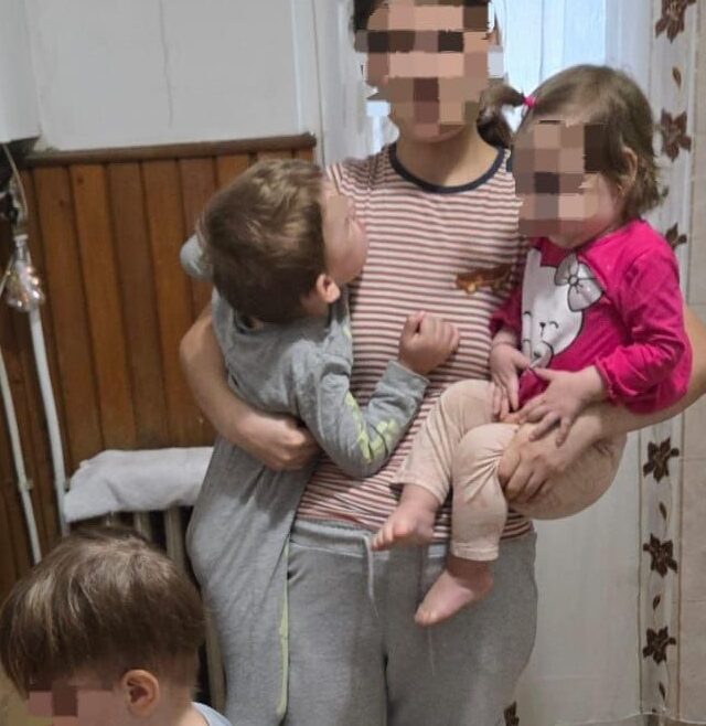 mama cu trei copii