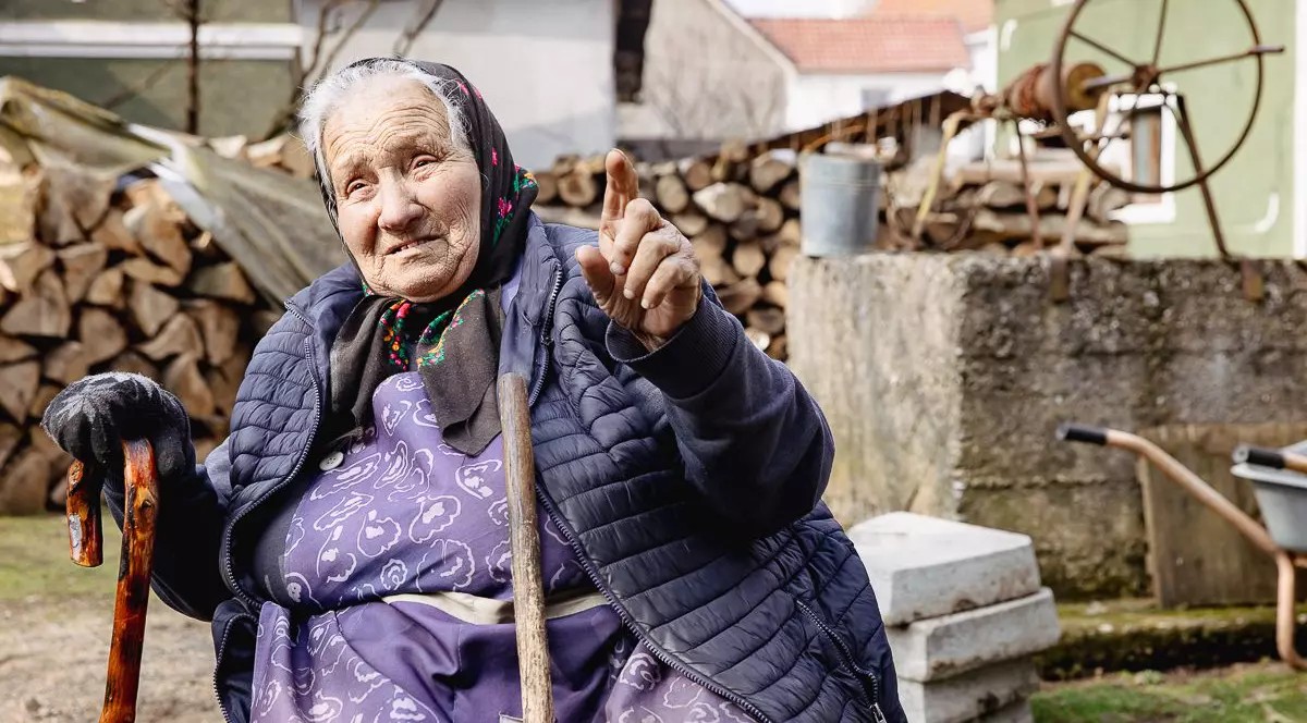 Mama lui Bolojan, către fiul premier: Nu demisiona la cererea PSD-ului / Dau în el ca în sacul de box