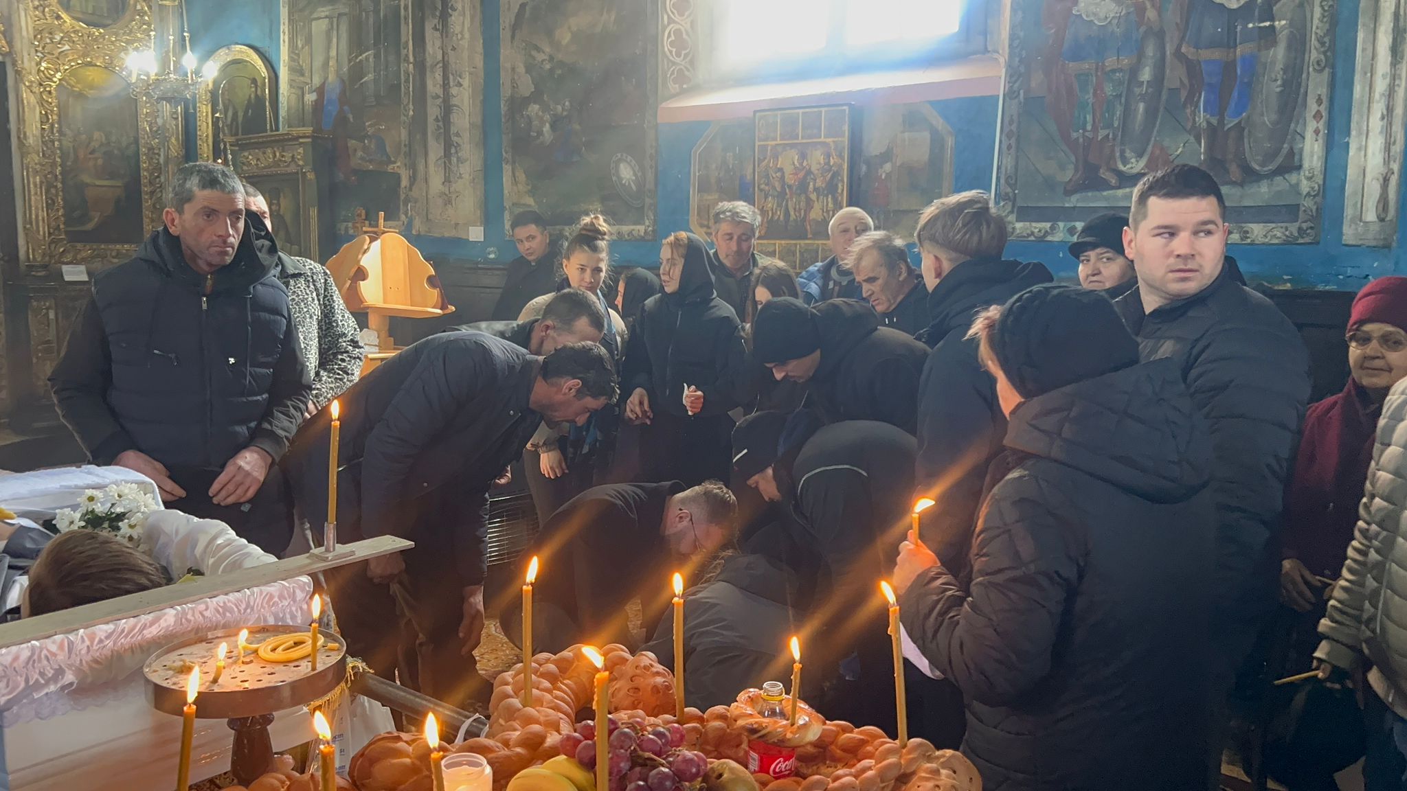 ACUM: Moment dramatic în biserică, mama lui Darius s-a prăbușit – VIDEO 