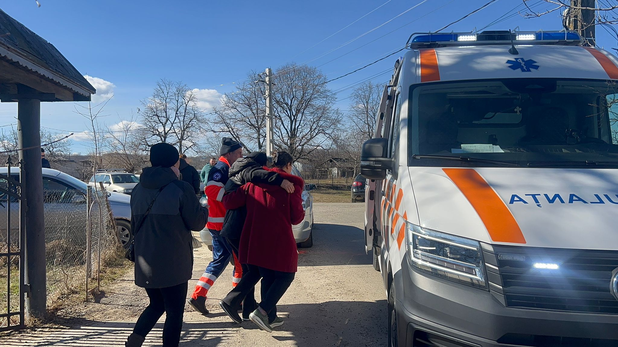 A leșinat din nou la cimitir: Mama lui Dănuț a fost dusă la spital după înmormântarea copilului