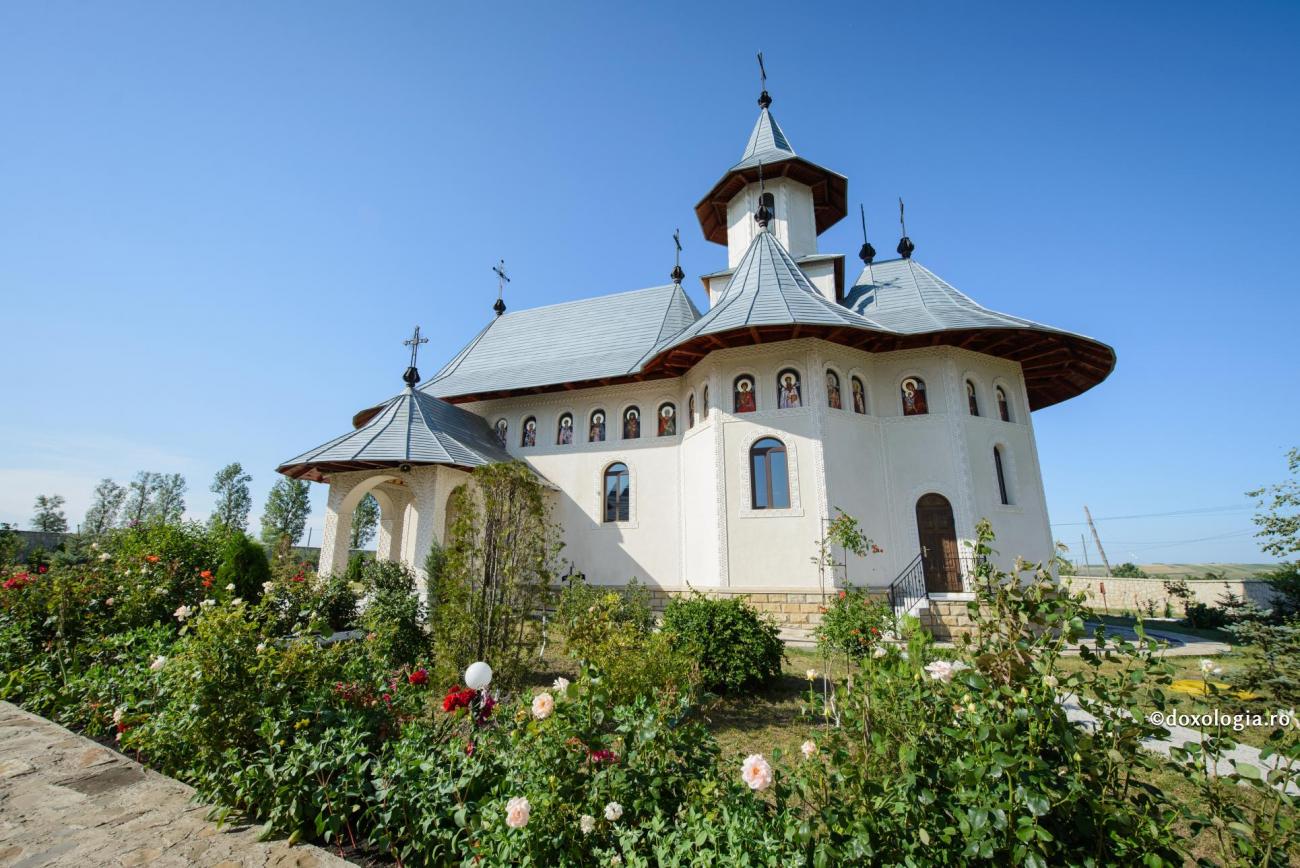 Mănăstire din Botoșani, în sărbătoare: Slujbă oficiată de Părintele Nichifor Botoşăneanul