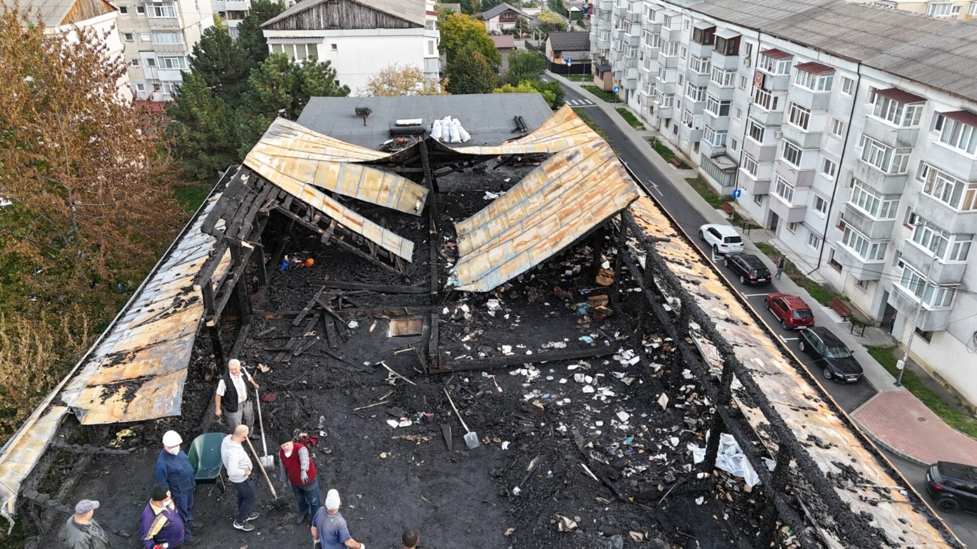 Așa arată mansarda blocului din Burdujeni după incendiul uriaș de săptămâna trecută 