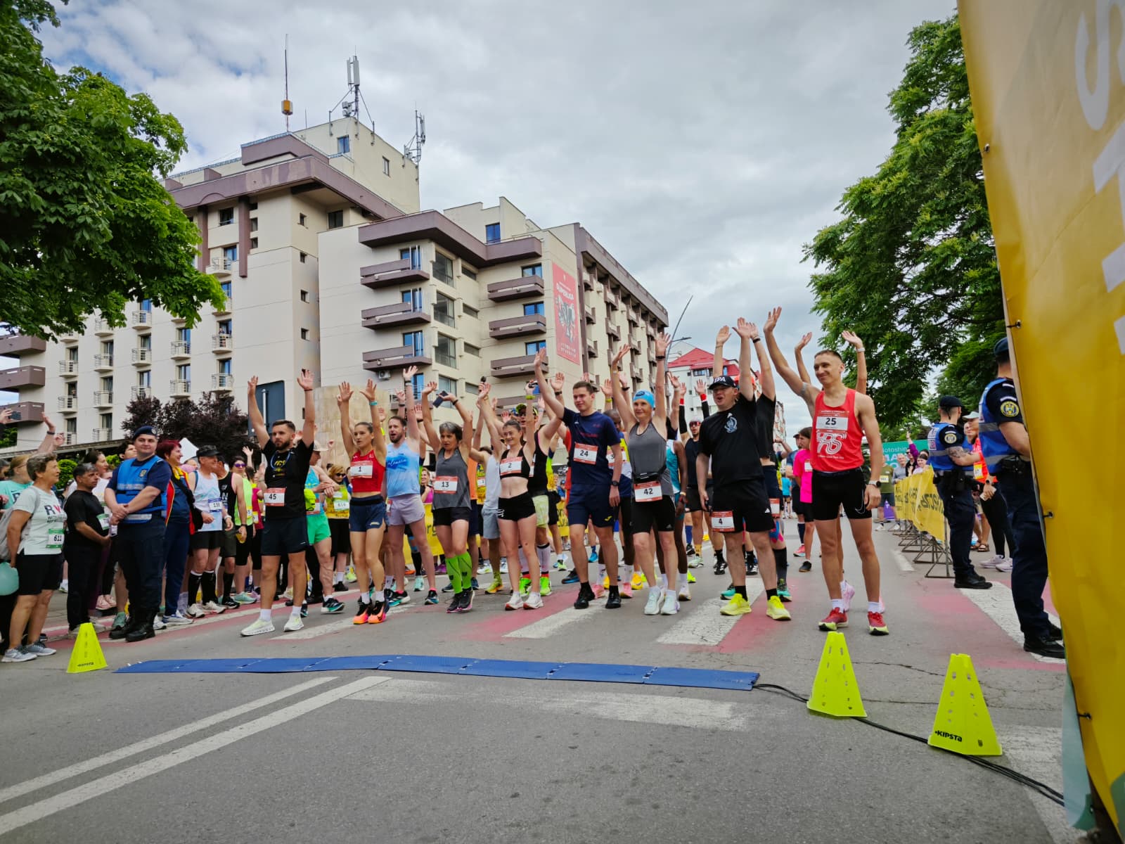 Din Kenya până în Elveția: Sute de alergători din colțurile lumii au luat startul la Maratonul Nordului de la Botoșani 