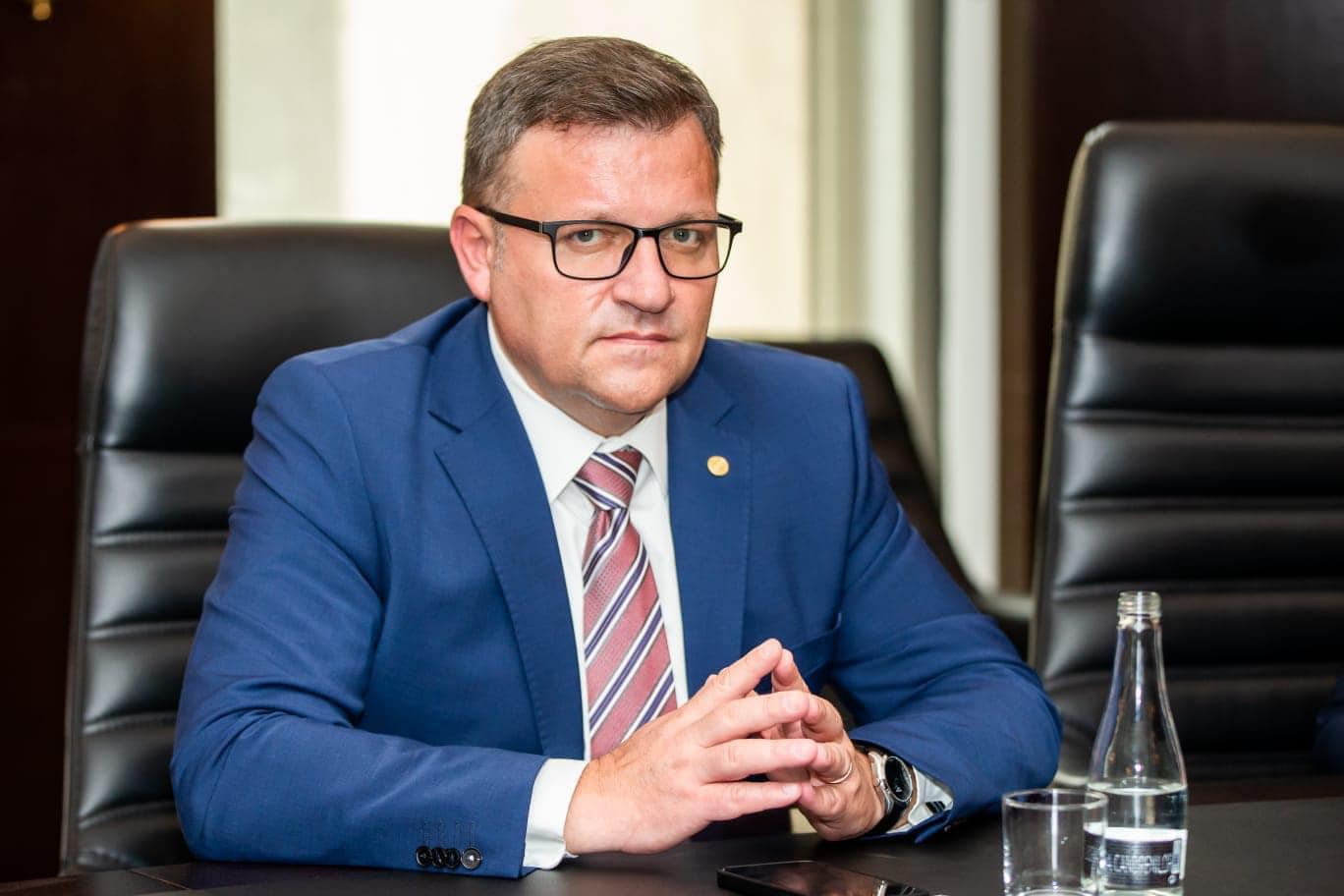 Budăi sare în apărarea bugetarilor: Oamenii nu sunt cifre /  Ca și cum ar sta cu mâna întinsă când își încasează salariile