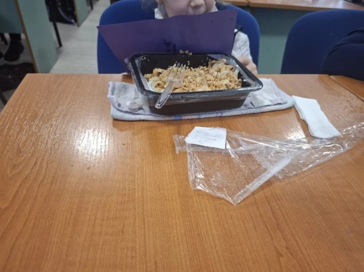 Masa caldă aduce elevii nevoiași la școală: Suntem fericiți că-i obișnuim cu o rutină, toți mănâncă aceeași mâncare