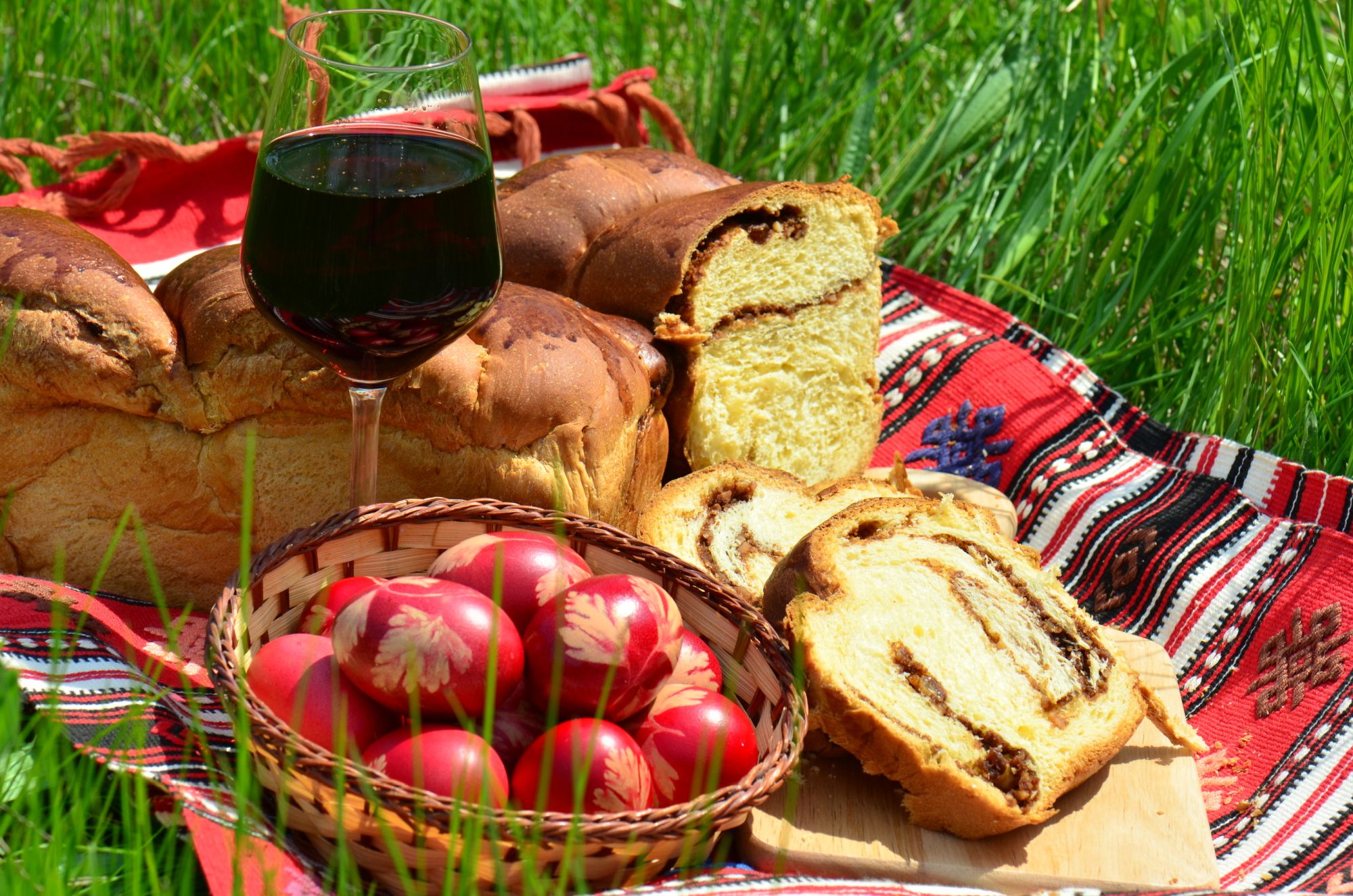 10 locuri din București de unde putem comanda cozonaci artizanali și masa de Paște