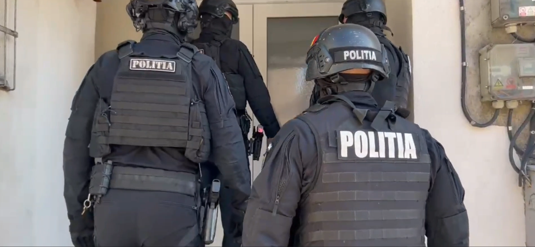 Un bărbat și o femeie din Botoșani ridicați de acasă cu mascații și băgați în pușcărie – VIDEO