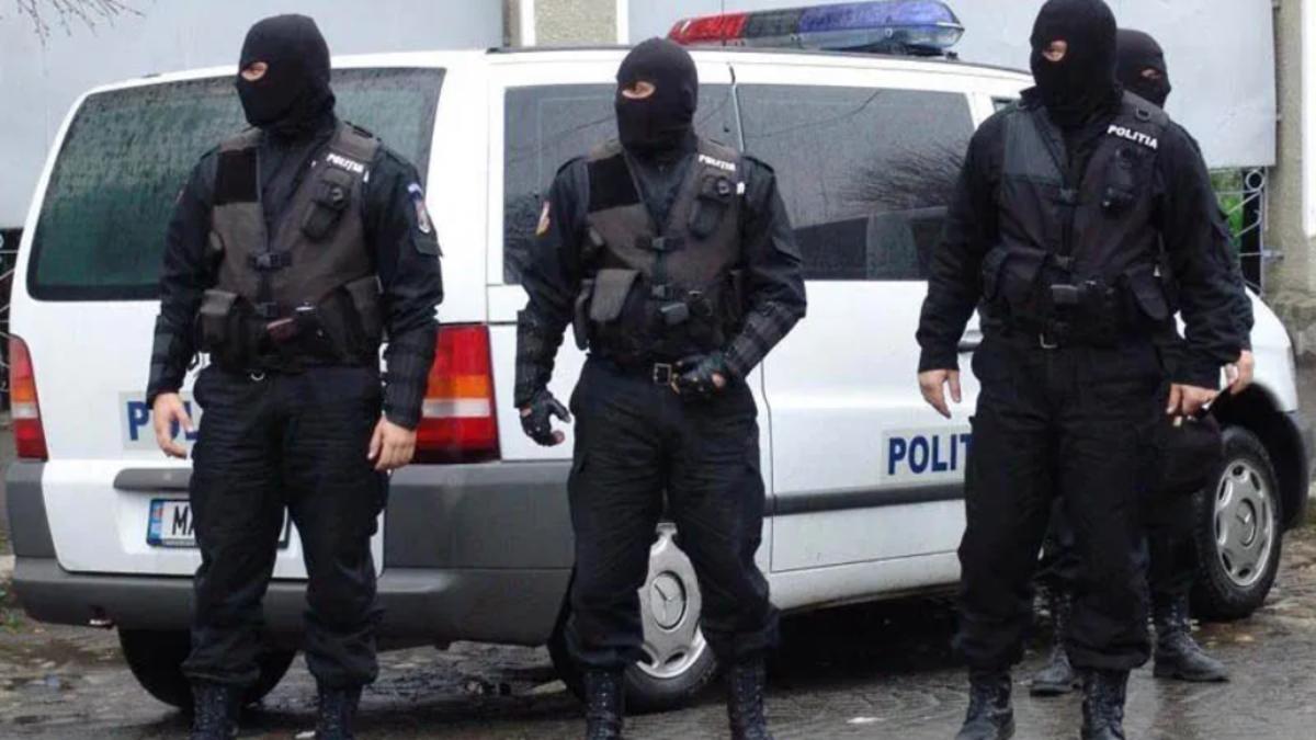 Bărbat abia venit din Italia, săltat de mascați din casa unei femei  