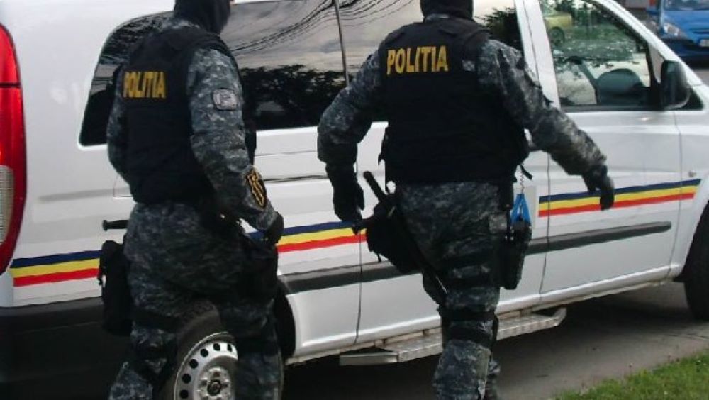 Percheziții cu mascați: Bunuri ridicate și amenzi date 