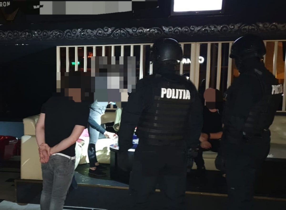 Polițiștii au descins la Balul Bobocilor, amenzi date în cluburi