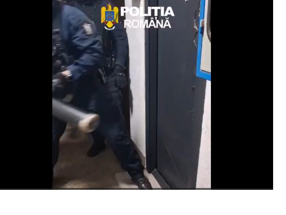 PERCHEZIȚIE la un botoșănean care făcea bani din anunțuri false cu garsoniere de închiriat și locuri de muncă - VIDEO