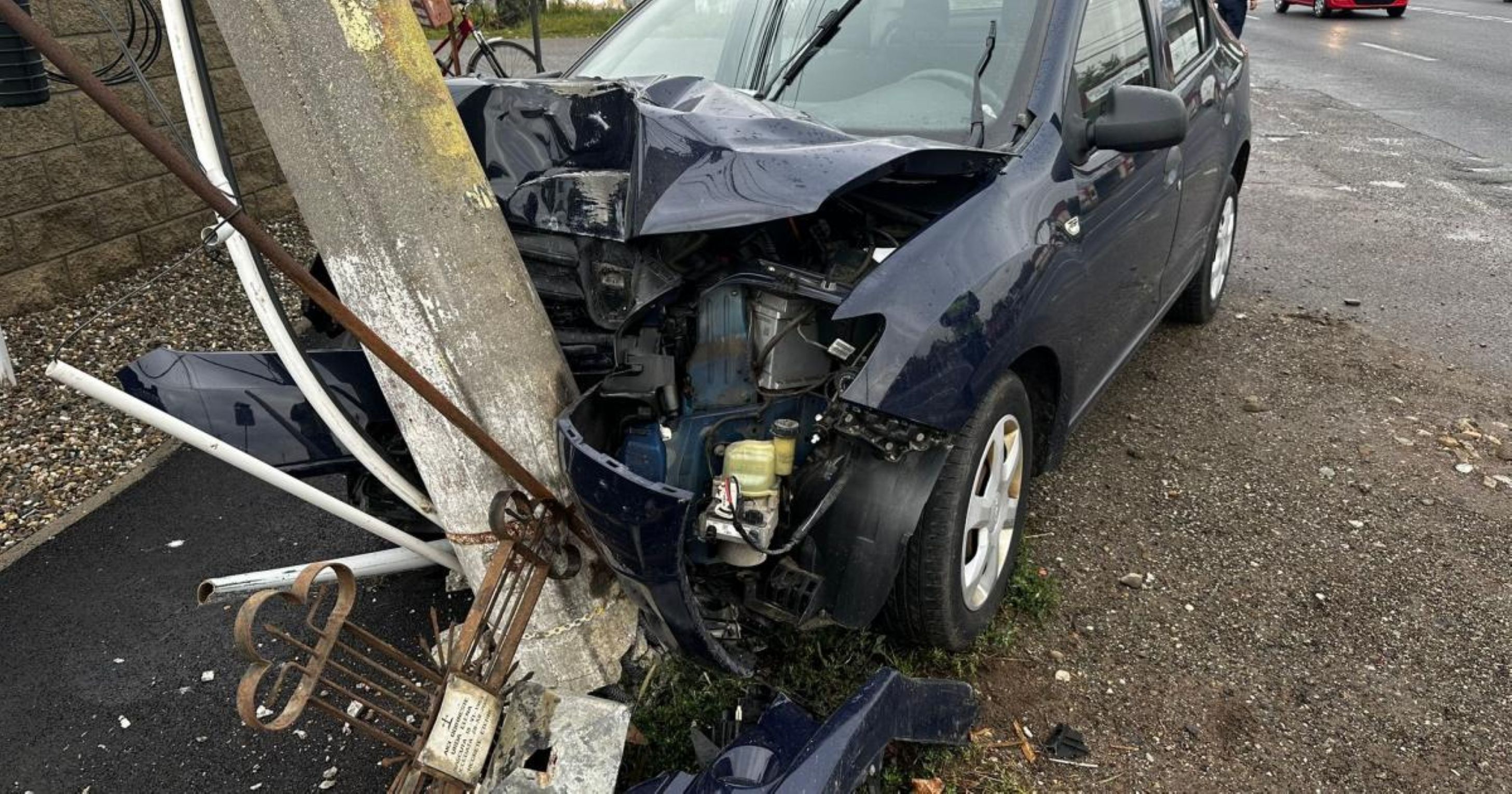 o soferita s-a izbit cu masina in stalp