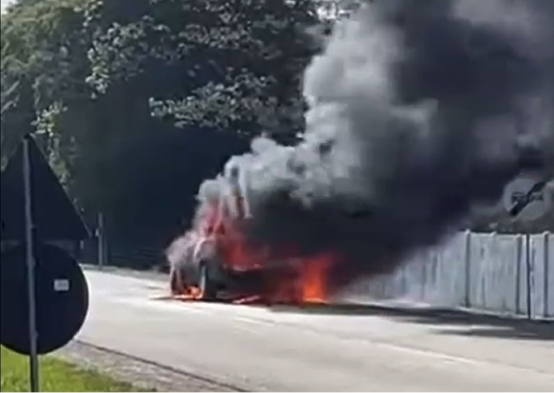 ASTĂZI: O mașină a luat foc în timp ce se deplasa pe stradă - VIDEO