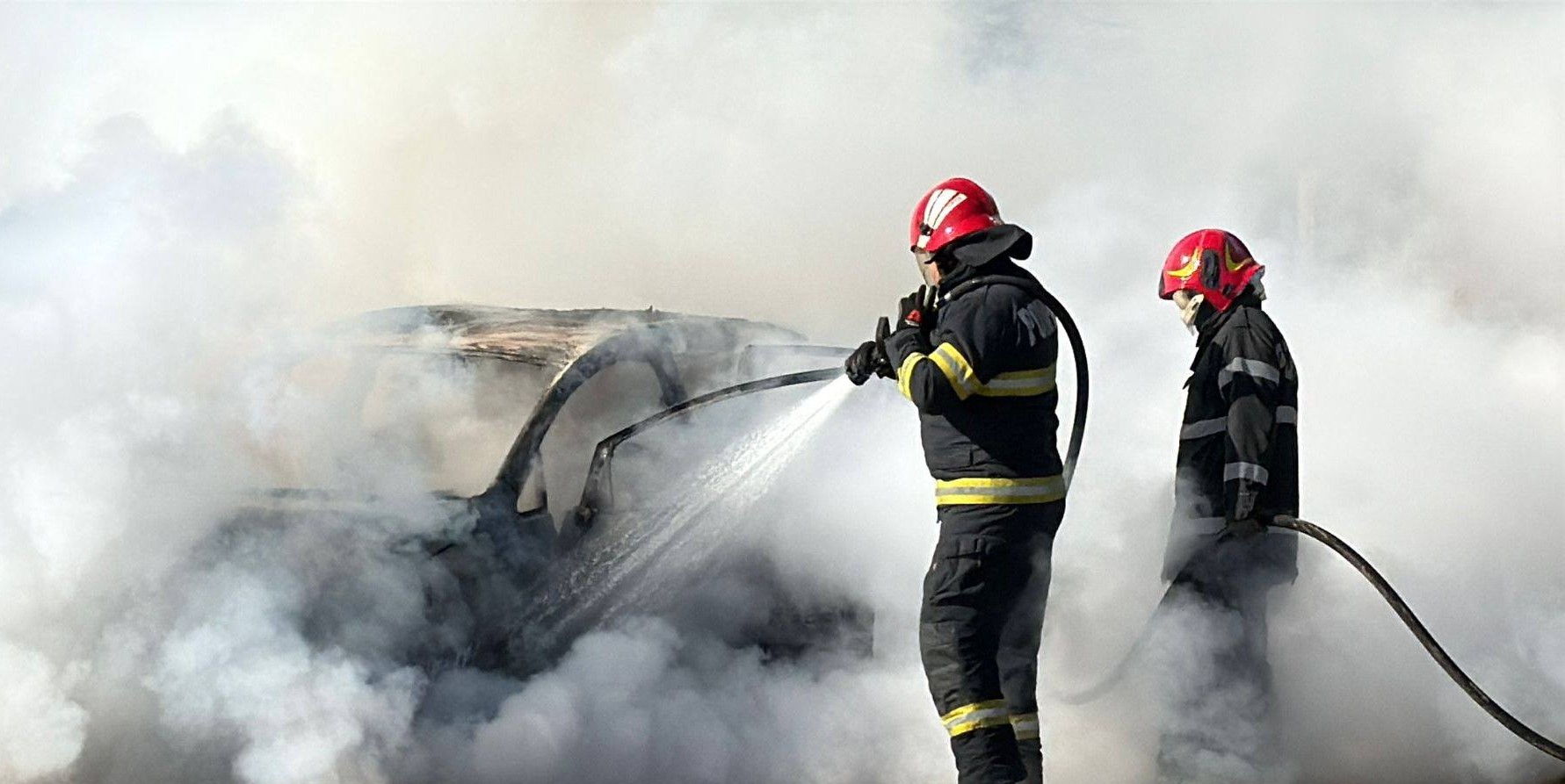 masina distrusa de flacari