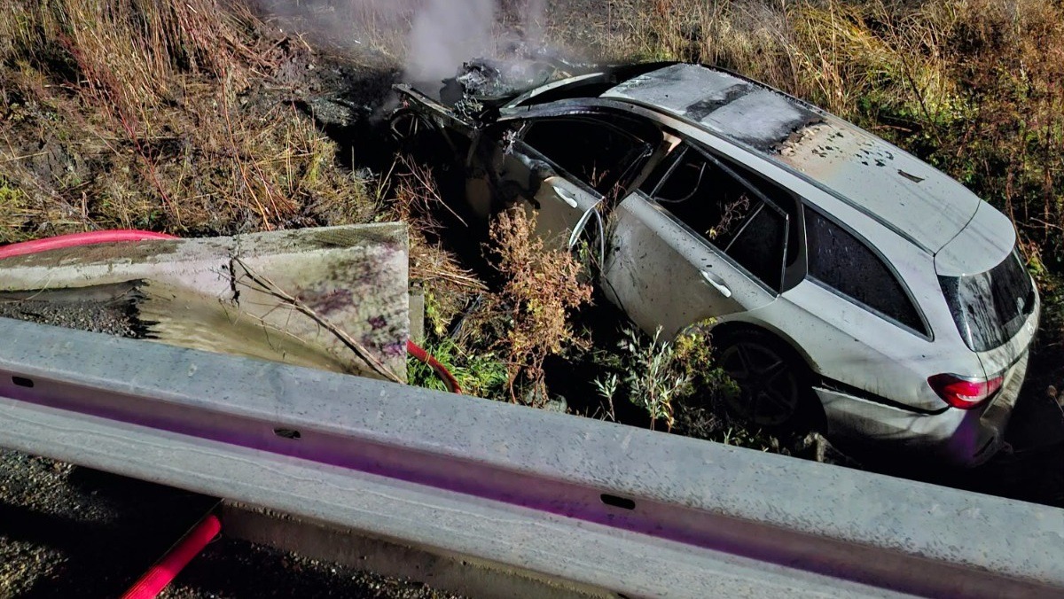 Accident îngrozitor la vecini: O mașină s-a izbit de un zid și apoi a luat foc 