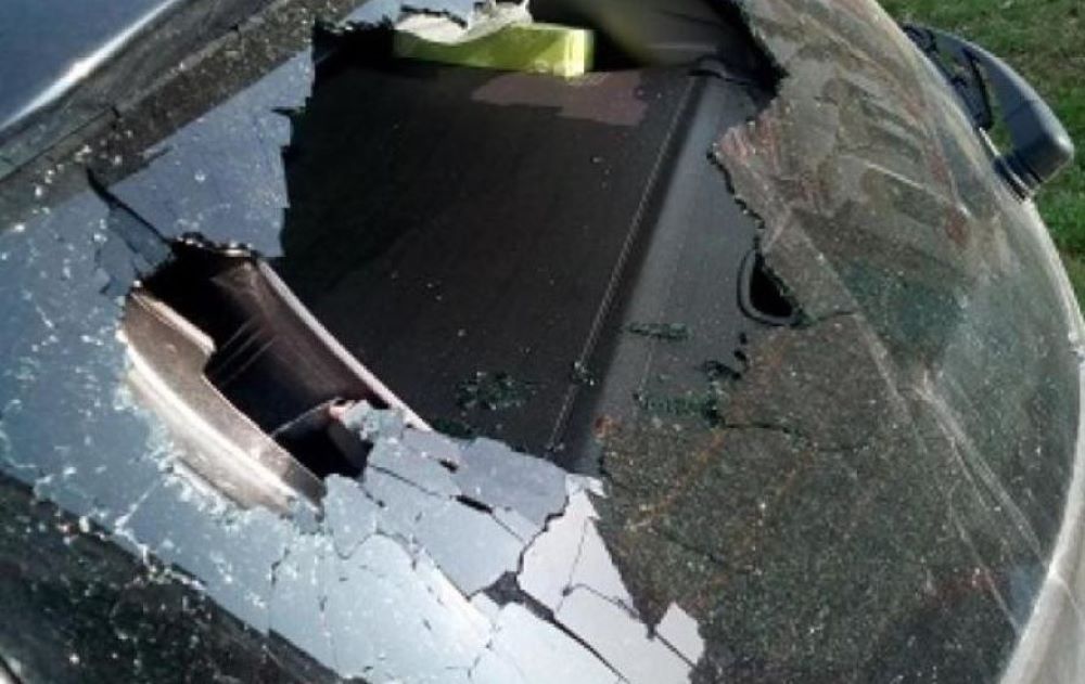 Ca la 20 de ani: Mașină DISTRUSĂ de un tânăr, polițiștii l-au reținut 