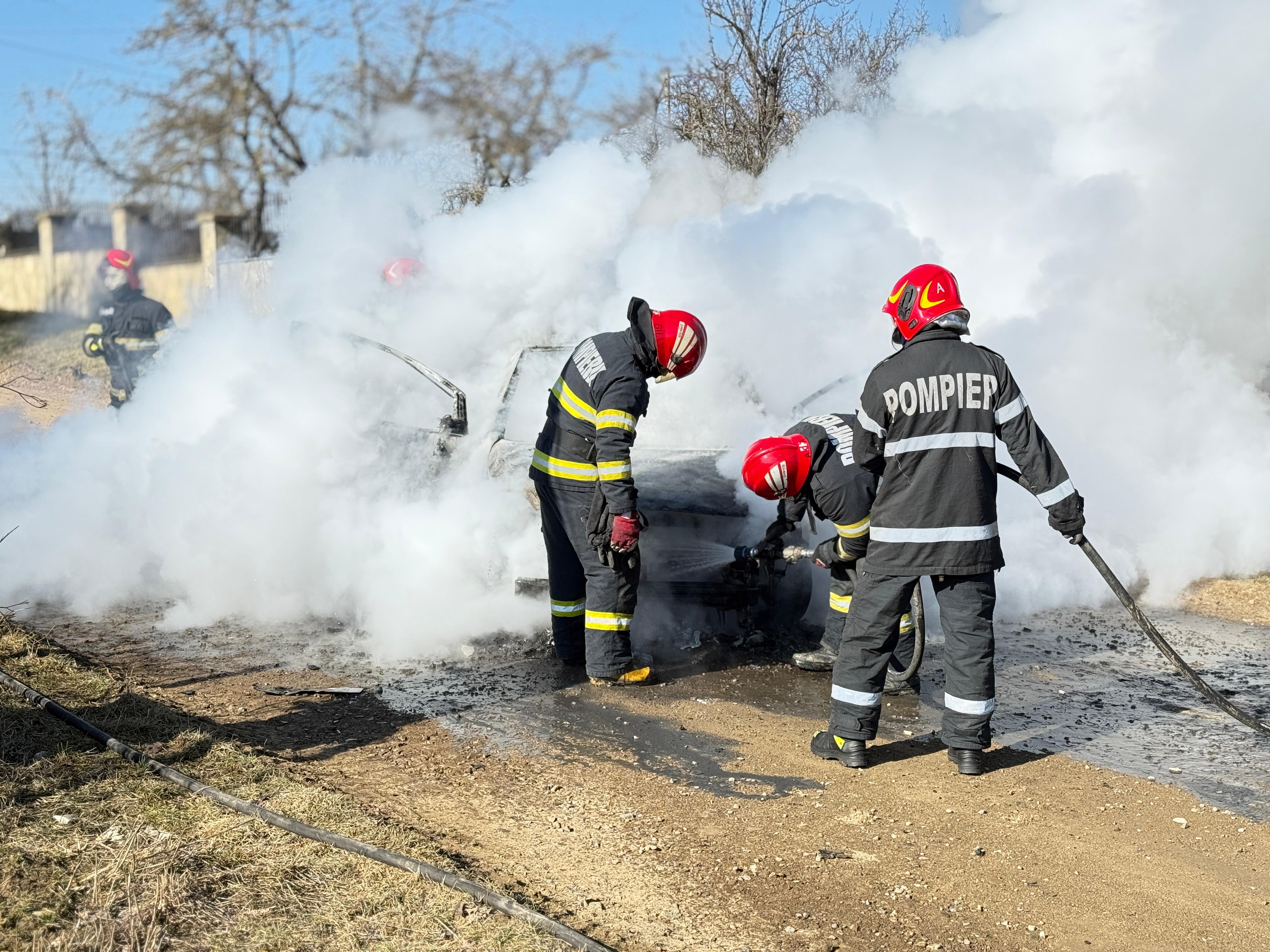 Mașină făcută scrum într-un cartier din Botoșani, un trecător a sunat la 112 