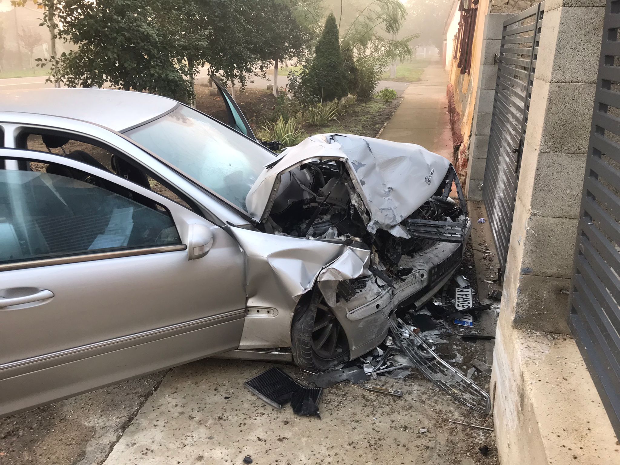 Mașină izbită în gard de un botoșănean care nu avea ce să caute la volan 