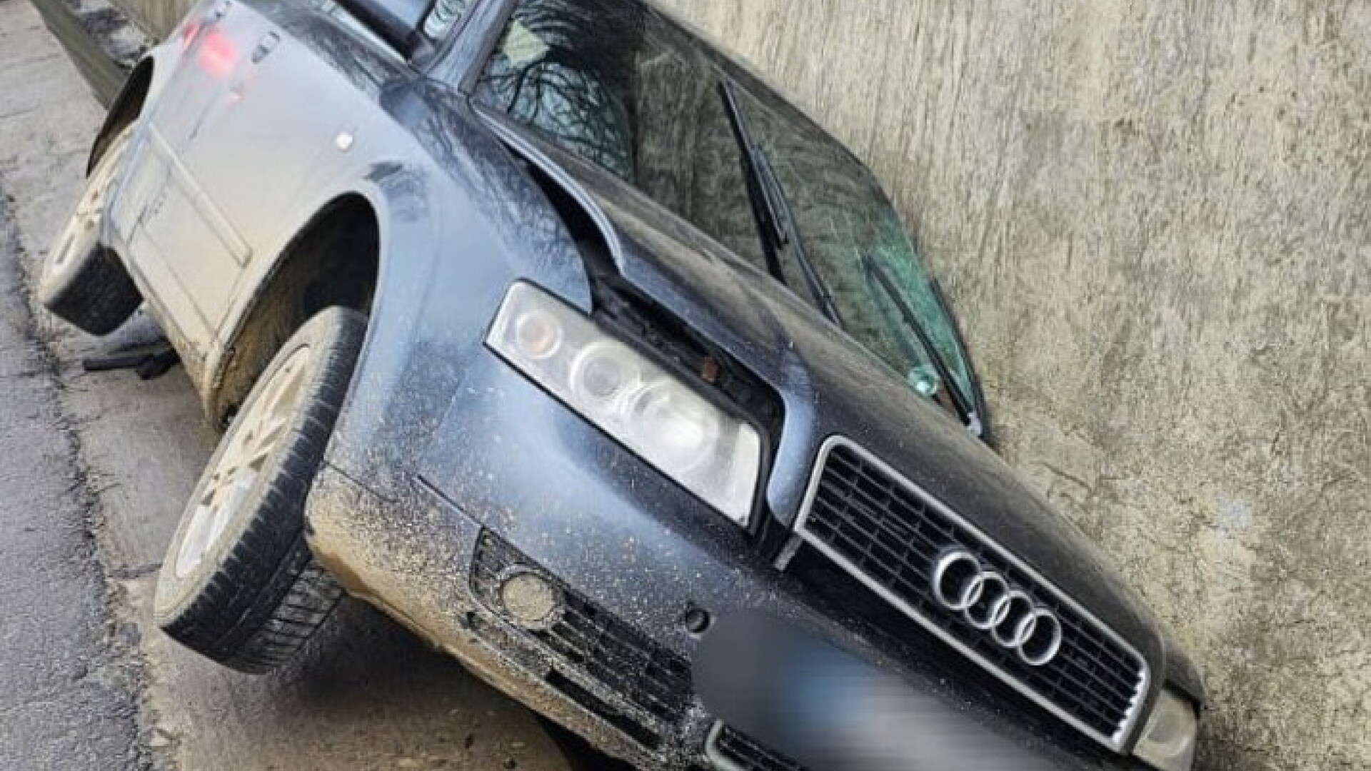 Un șofer a ajuns cu mașina în șanț, polițiștii l-au reținut  