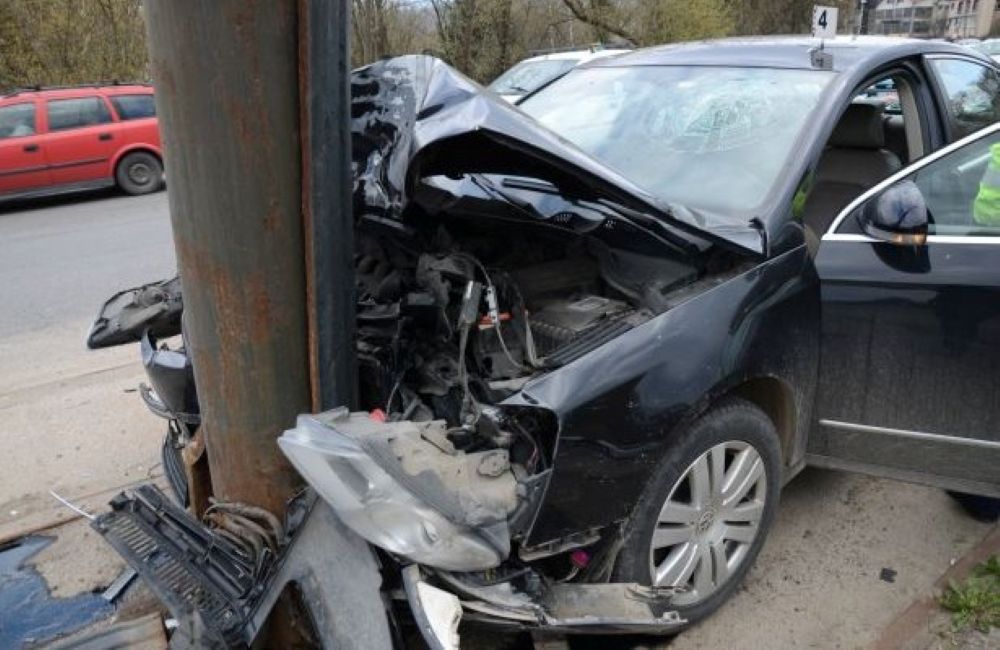 Un șofer din Botoșani s-a izbit cu mașina într-un stâlp  