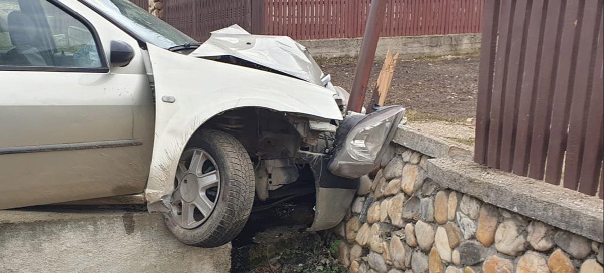 Șofer reținut de Poliție după ce s-a izbit cu mașina într-un gard:CE s-a descoperit la control 