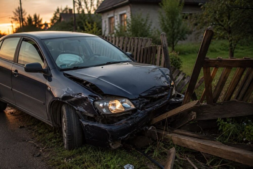 „Campionul” la beție s-a izbit cu mașina într-un gard și a lovit un BMW parcat - INCREDIBIL cât a arătat etilotestul 