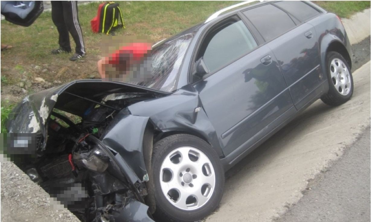 masina izbita intr un cap de pod.