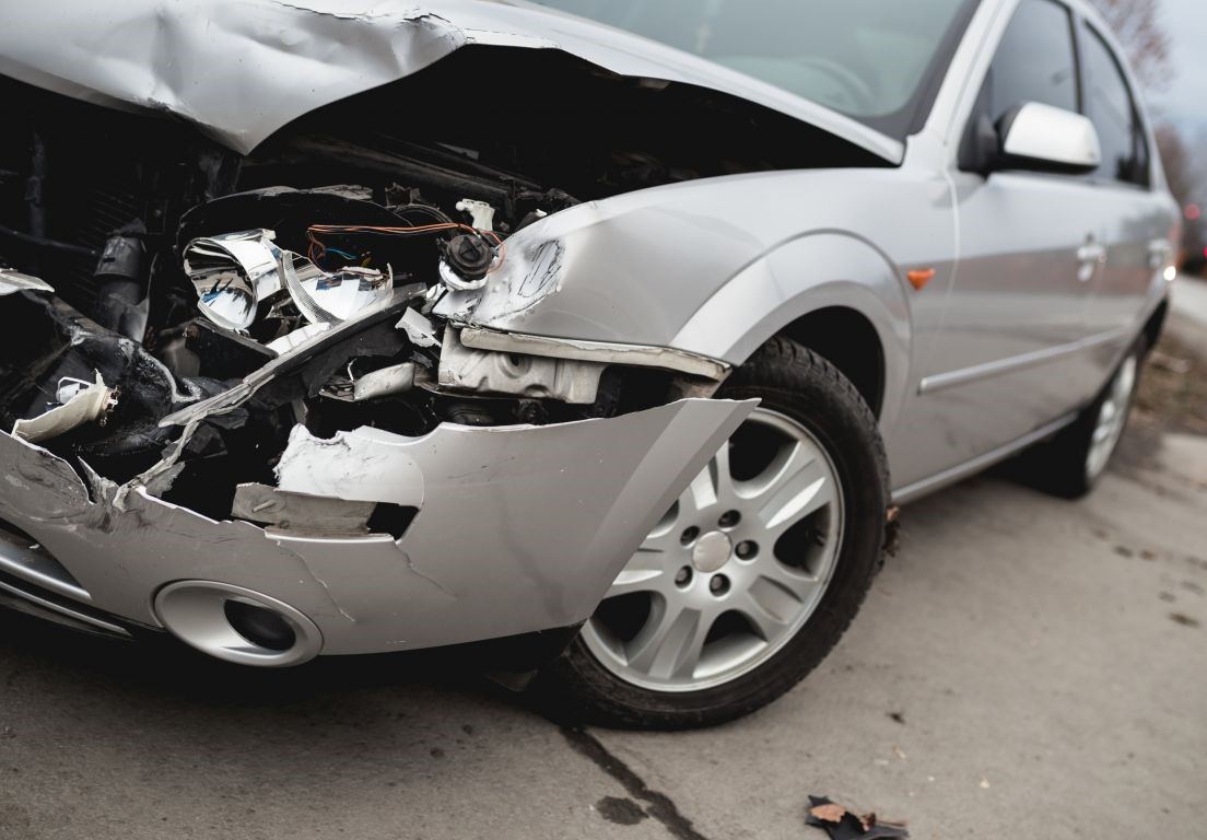 Un tânăr s-a izbit cu mașina într-un indicator – SURPRIZA descoperită la accident 