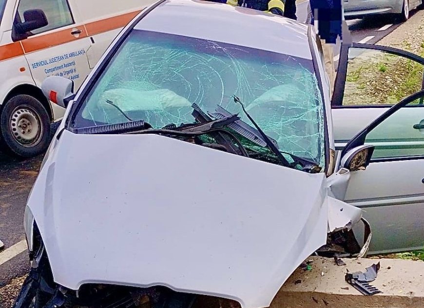 Mașină izbită într-un cap de pod, șoferul abia vorbea