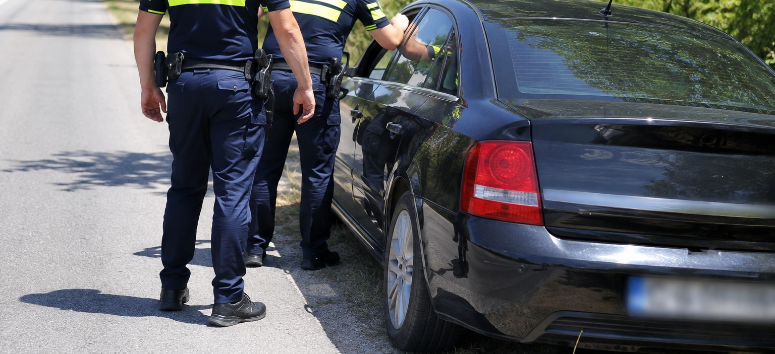 masina oprita pe marginea drumului.
