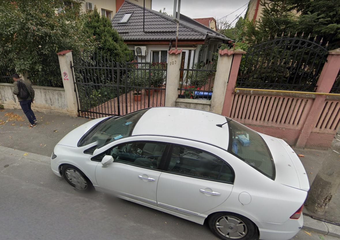 masina parcata in fata portii pe contrasens