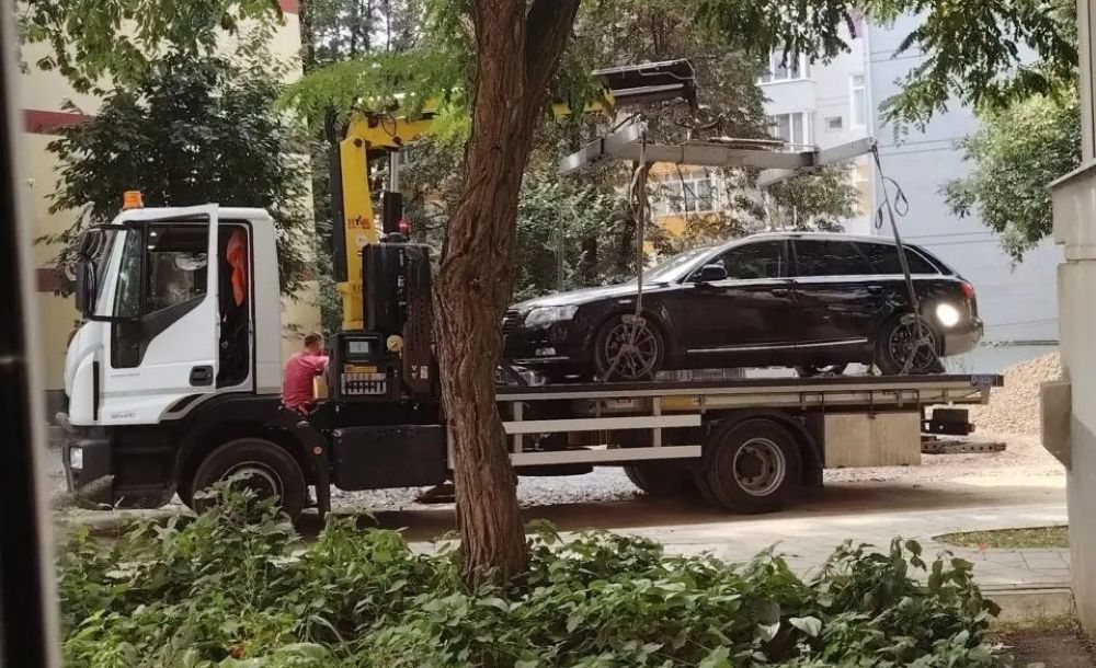 Mașina unui botoșănean ridicată din mijlocul unui șantier de asfaltat străzi 