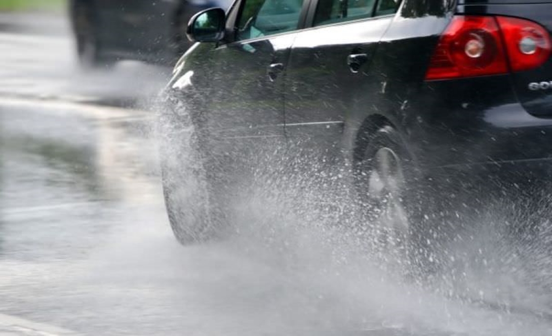 AMENDĂ de 3.300 de lei pentru șoferii care conduc astfel pe timp de ploaie