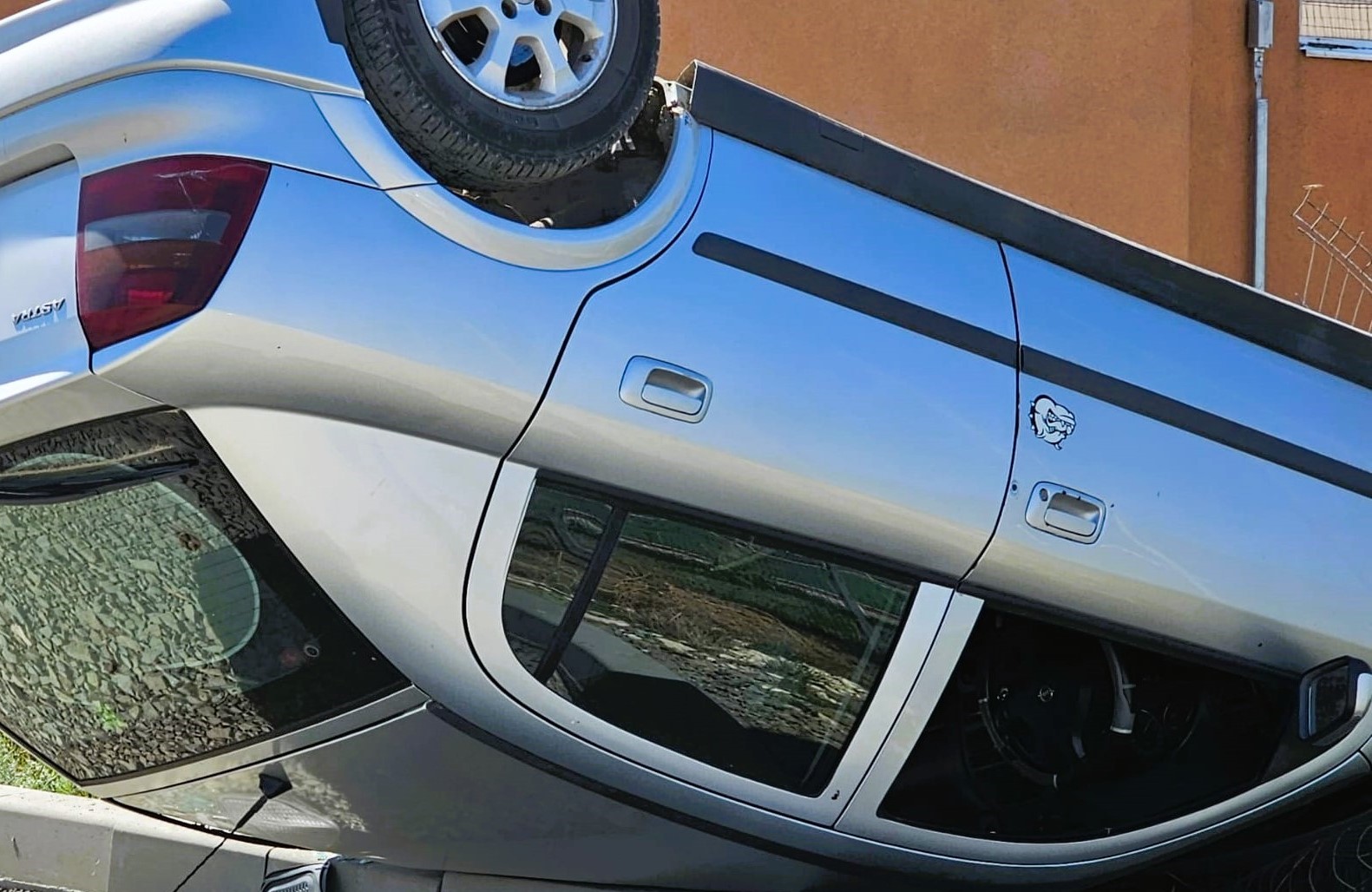 APEL la Poliție cu o mașină răsturnată: O tânără a fost rănită, iar șoferul a dat de necaz 