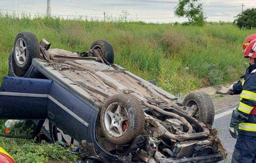 Mașină răsturnată la Botoșani, tânăr dus la spital  