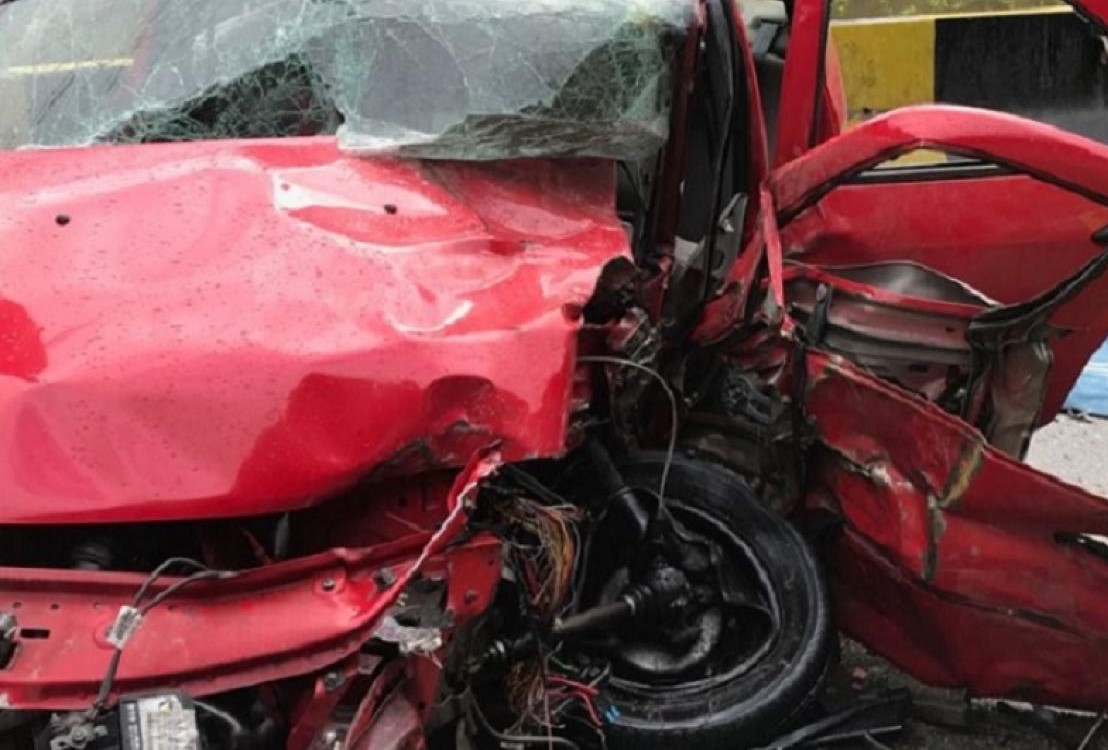 Vitezomană la 74 de ani! O șoferiță din Botoșani s-a izbit cu mașina într-un mal de pământ