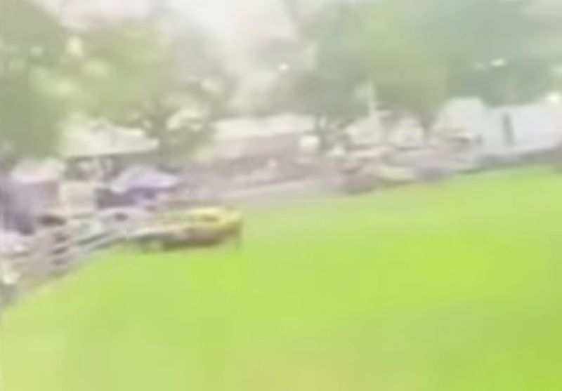 IMAGINI ȘOCANTE: Mașină a intrat în mulțime la un raliu, 13 răniți