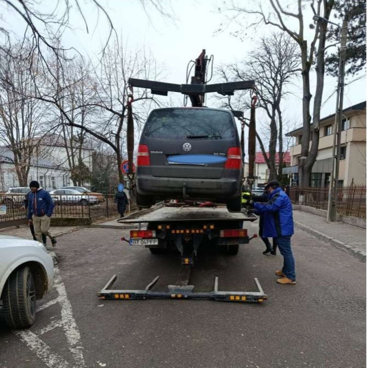 ASTĂZI: Mașini ridicate de pe străzile orașului, roți blocate și șoferi amendați 