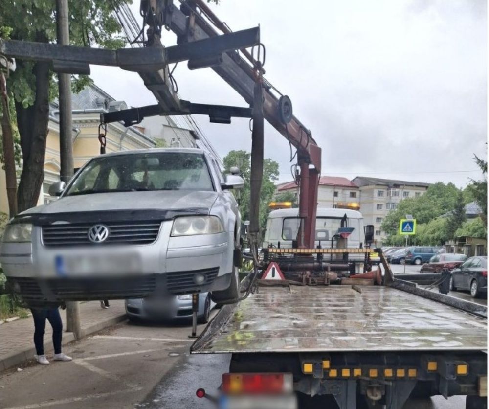 Mașini ridicate din stațiile de transport public, polițiștii locali anunță controale pe străzi 