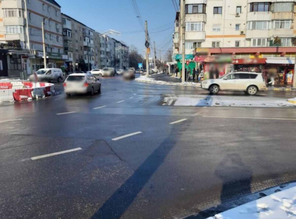 Polițiștii locali au amendat șoferii care și-au lăsat mașinile pe unde au apucat 