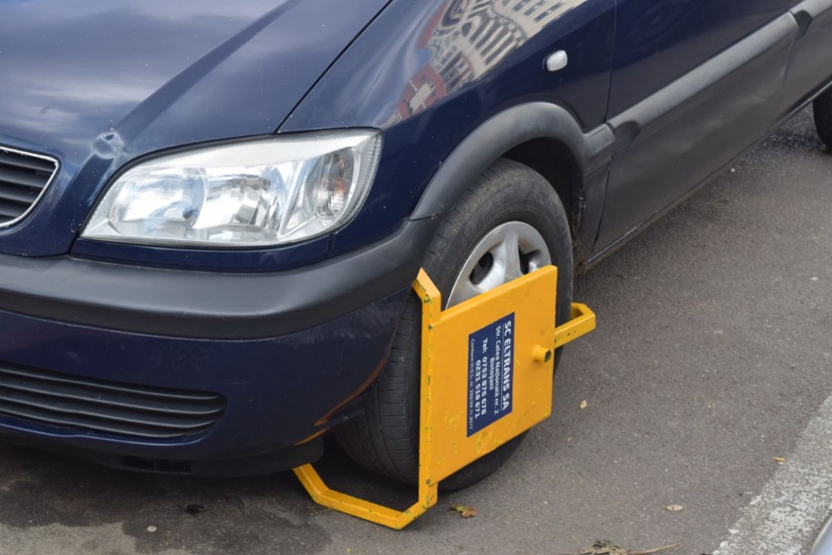 Mașini cu roțile blocate la Botoșani, șoferi amendați de polițiștii locali 