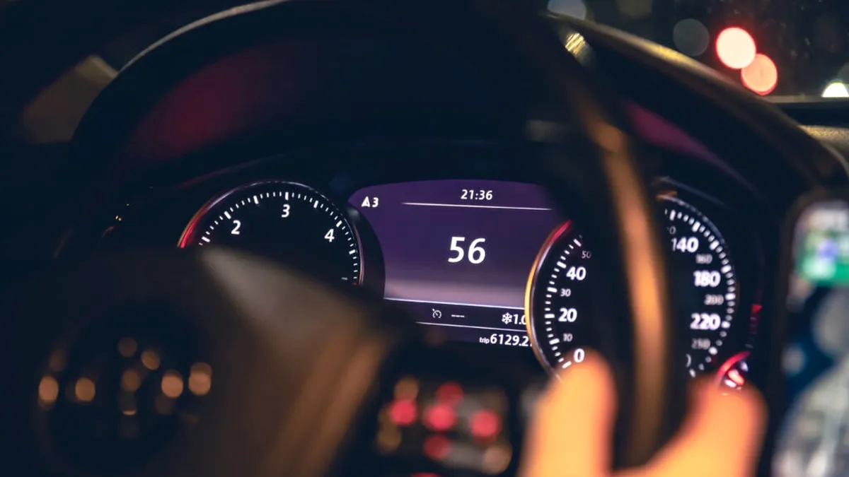 Mașinile noi nu te vor mai lăsa să depășești limita de viteză: CÂND devine obligatoriu sistemul de siguranță