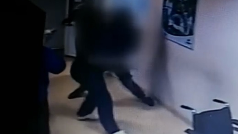 Un primar din Botoșani a intrat peste medicul de familie să-l scoată cu forța din locuință – VIDEO 