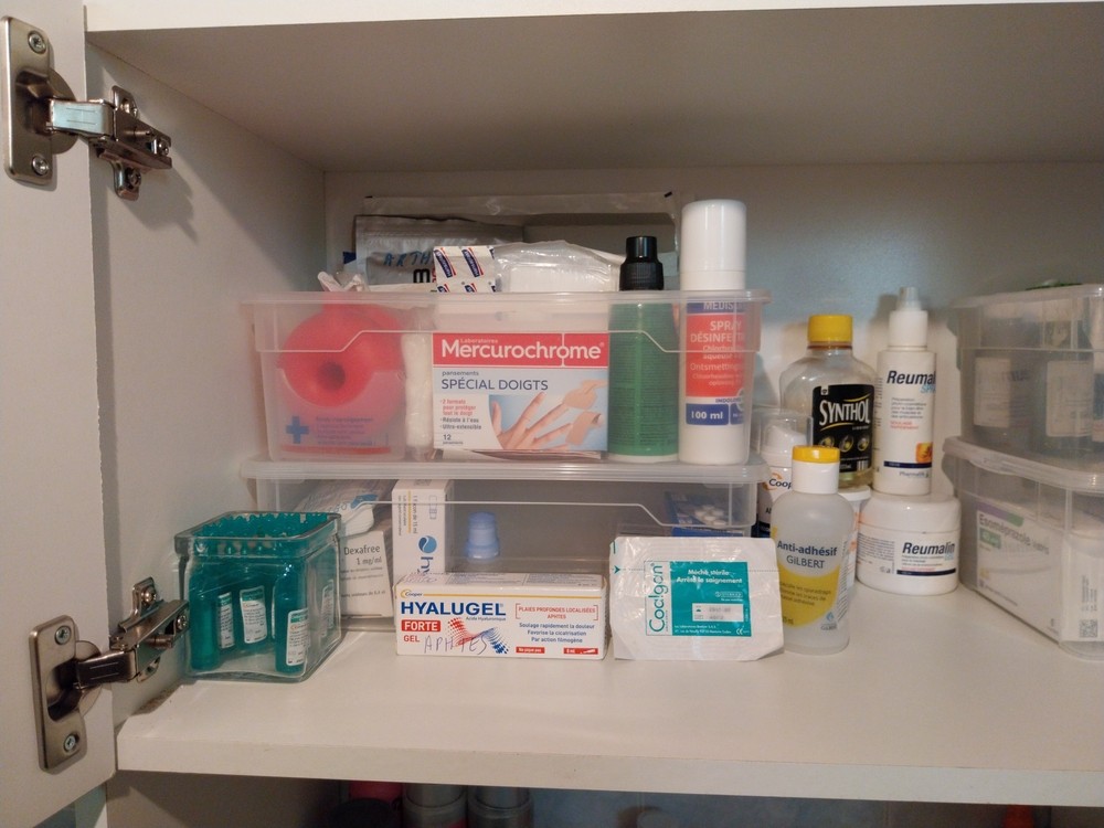 Sertarul cu medicamente nu e depozit sigur: ce verifici acum ca să nu lași în casă un risc pentru copii