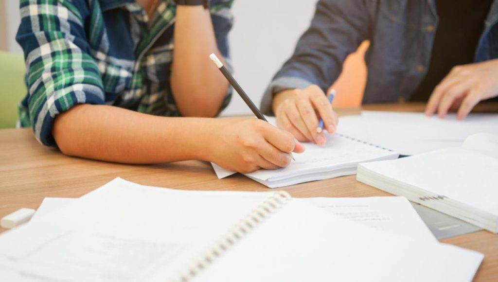 Profesorii obligați să facă meditații gratuite cu elevii  