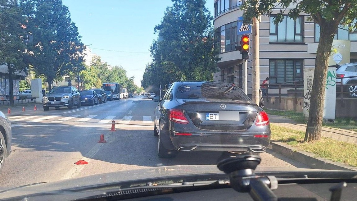 mercedes parcat in fata semaforului