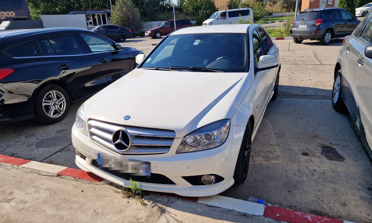 Tânăr cu un Mercedes furat oprit la vamă: CE le-a spus polițiștilor